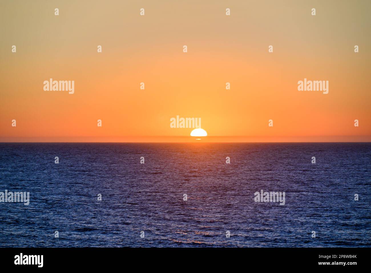 Wunderschöner Sonnenuntergang am Strand von Caños de Meca, Barbate, Cádiz Stockfoto