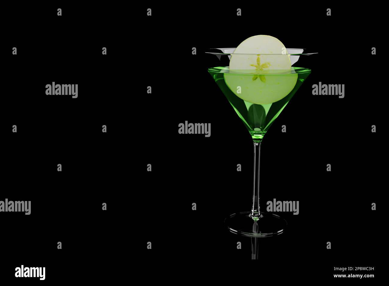 Grüner Appletini-Cocktail mit einer Scheibe Apfel in martini-Glas auf schwarzem Hintergrund Stockfoto