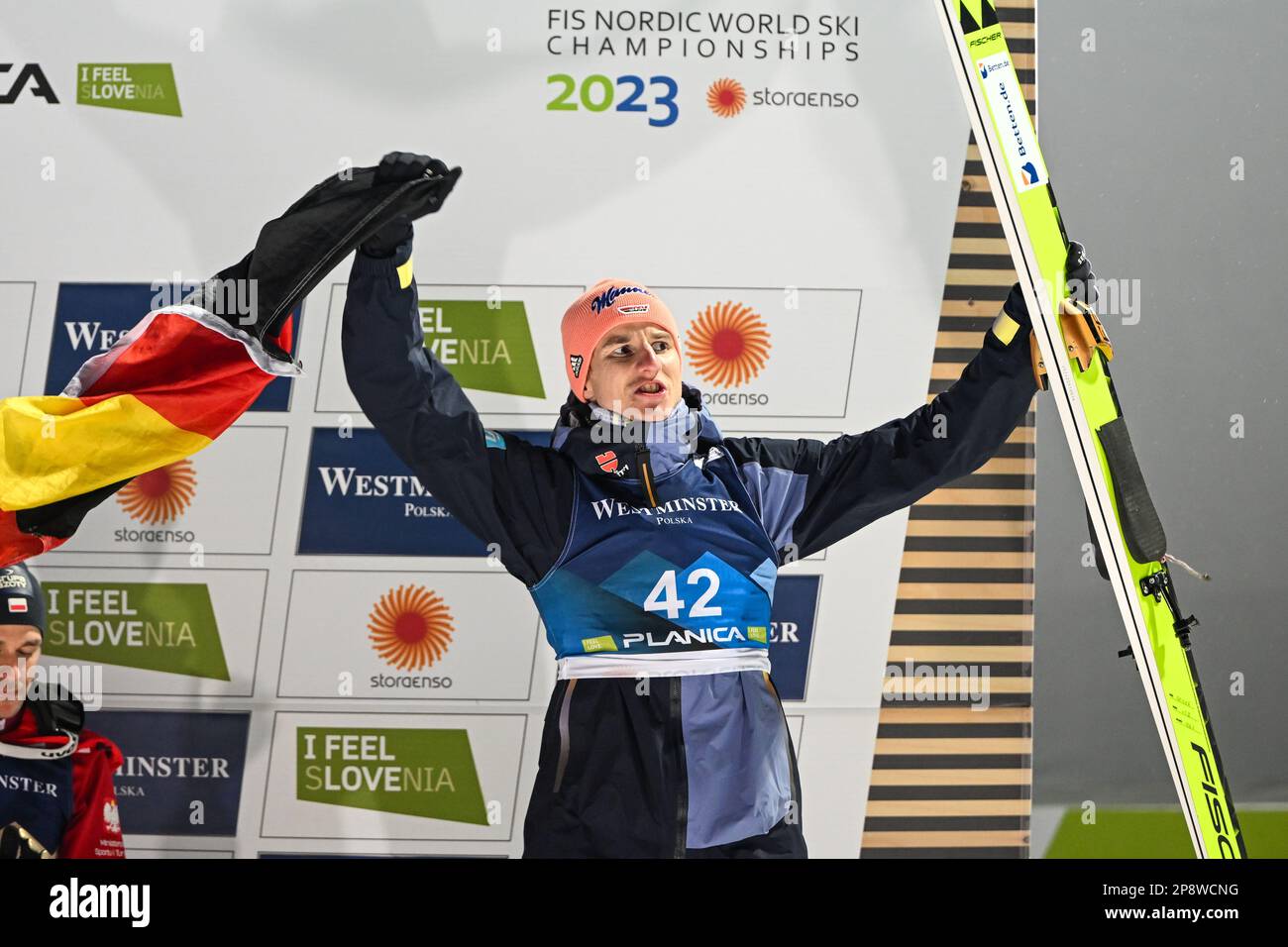 Der drittplatzierte Karl Geiger aus Deutschland reagiert auf dem Podium beim Ski Jumping Individual Men HS100-Wettbewerb bei der FIS Nordic Ski World Championships in Planica. Stockfoto