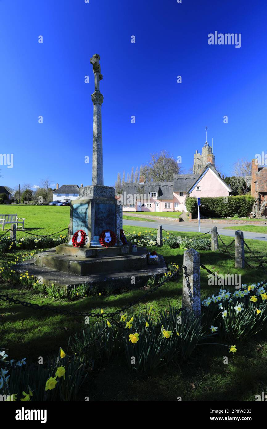 The war Memorial and Cottages, Cavendish Village, Suffolk, England, Großbritannien Stockfoto