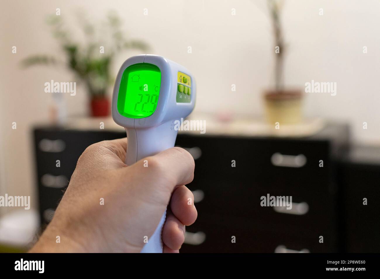 Temperaturmessung mit einem elektrischen Thermometer Stockfoto