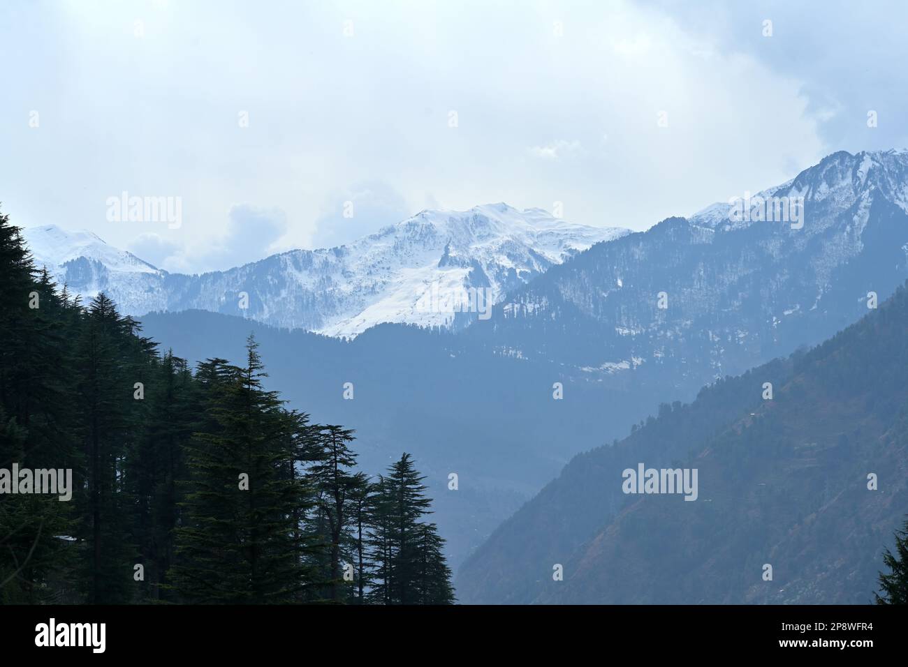 Schneebedeckter Himalaya-Gipfel vom indischen Bundesstaat Himachal Pradesh Stockfoto