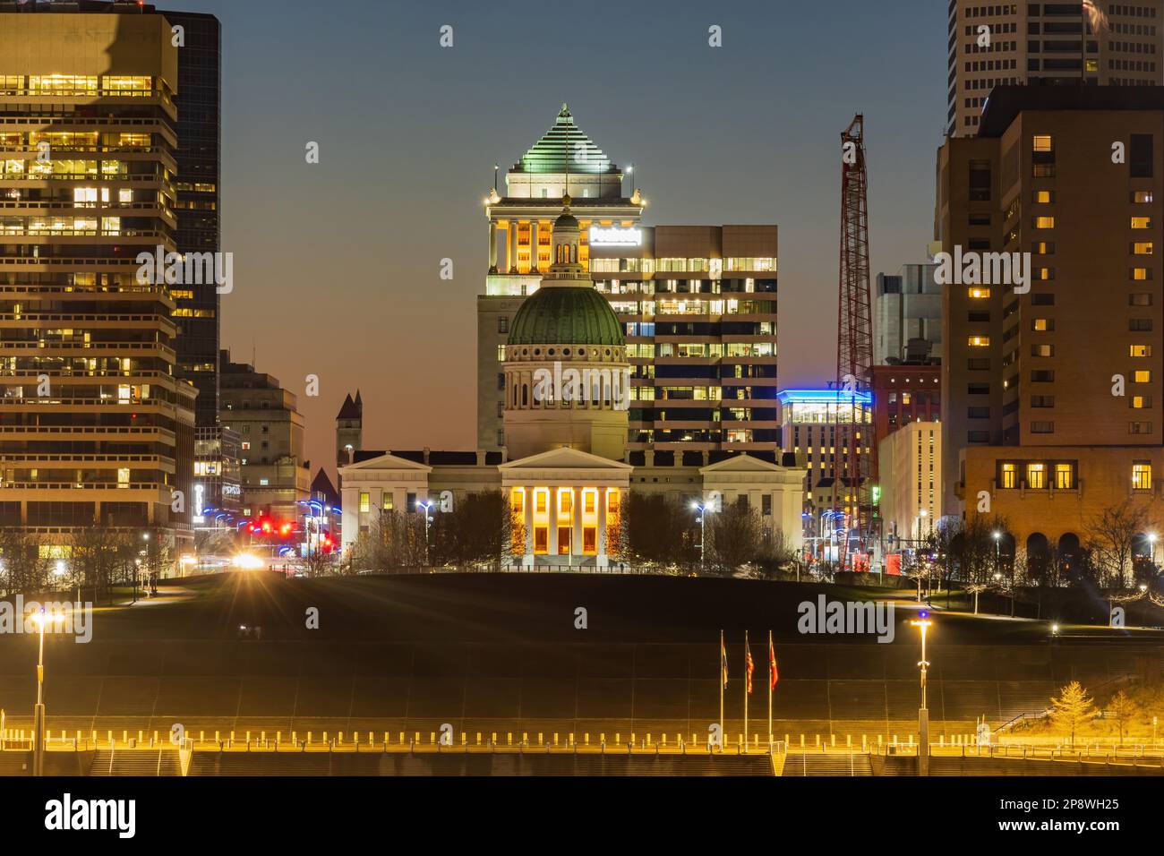 Nachtsicht auf das alte Gerichtsgebäude und die Stadtlandschaft von St. Louis Stockfoto