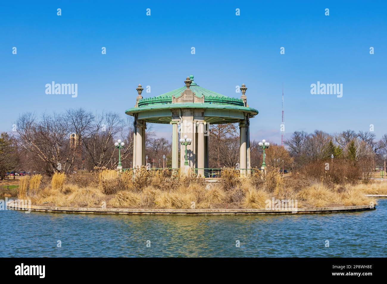 Sonniger Blick auf den Nathan Frank Bandstand am Pagoda Lake in Missouri Stockfoto