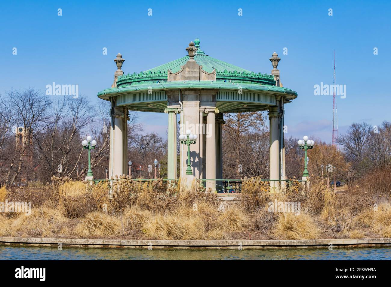 Sonniger Blick auf den Nathan Frank Bandstand am Pagoda Lake in Missouri Stockfoto