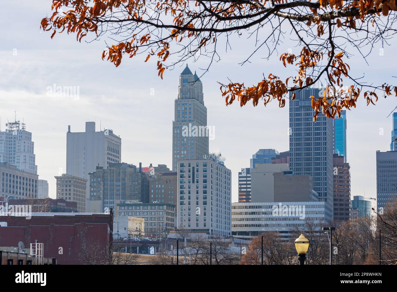 Sonniger Blick auf die Skyline von Kansas City in Missouri Stockfoto