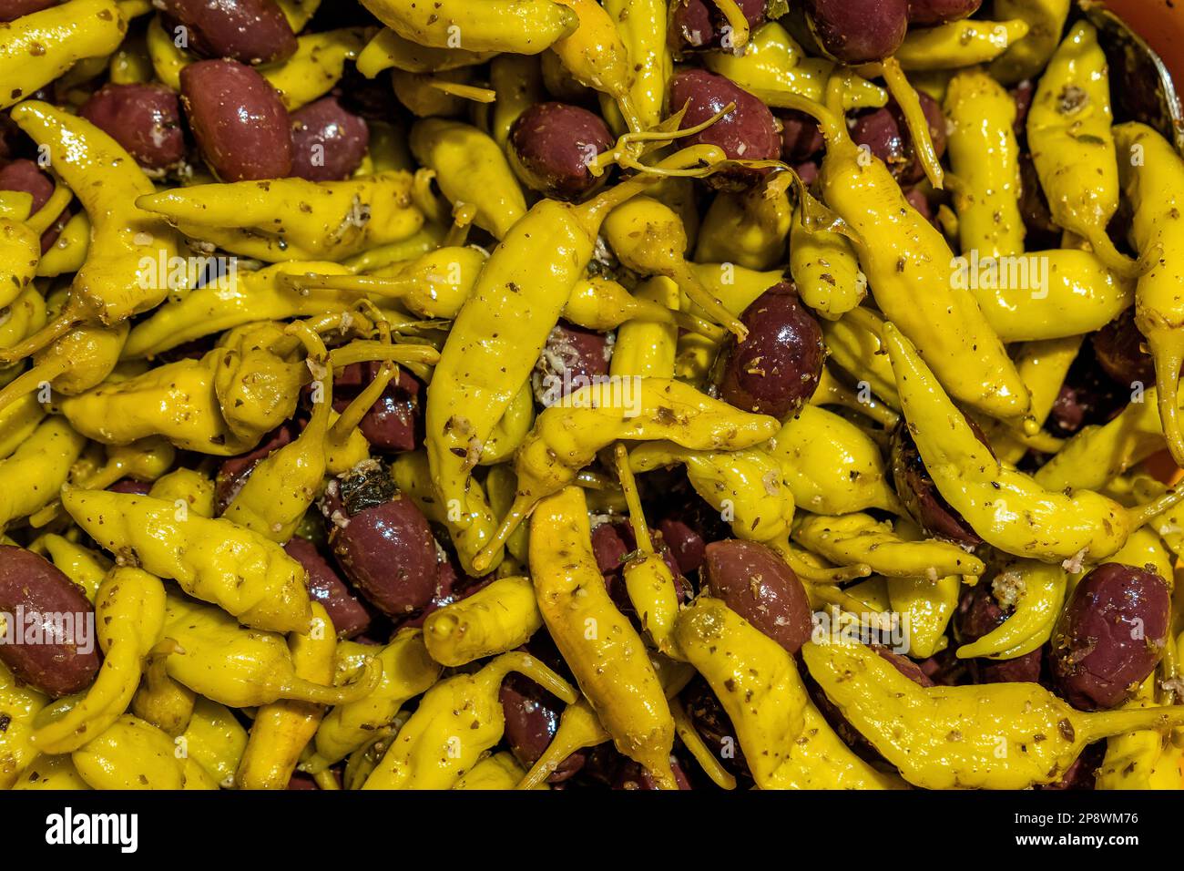 Scharfe Paprika und Oliven für die Hintergrundverarbeitung Stockfoto