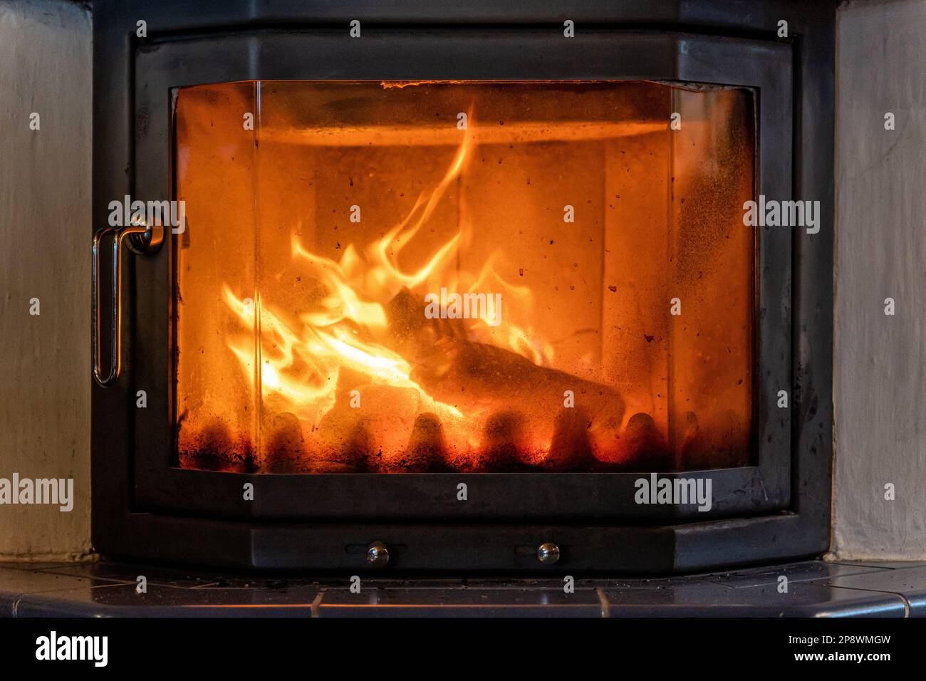 Gemütlicher Kamin im Kamin Stockfoto