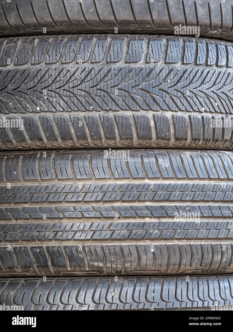Gebrauchte Autoreifen in Pfählen gestapelt.abgenutzte Gummireifen. Stockfoto