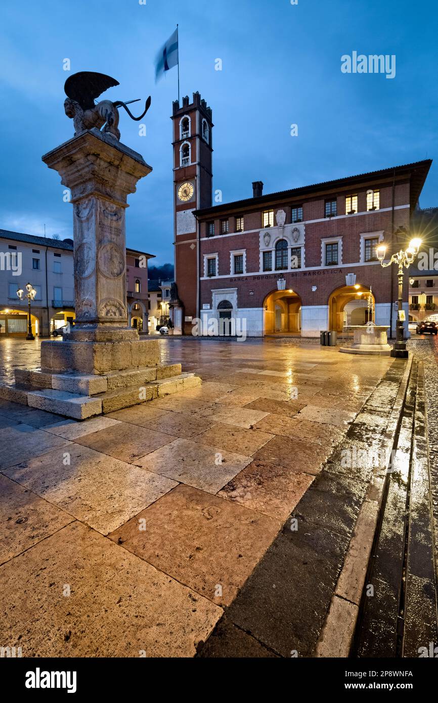 Marostica: Palazzo del Doglione und die Säule mit dem Löwen von San Marco auf dem Schachplatz. Provinz Vicenza, Veneto, Italien. Stockfoto