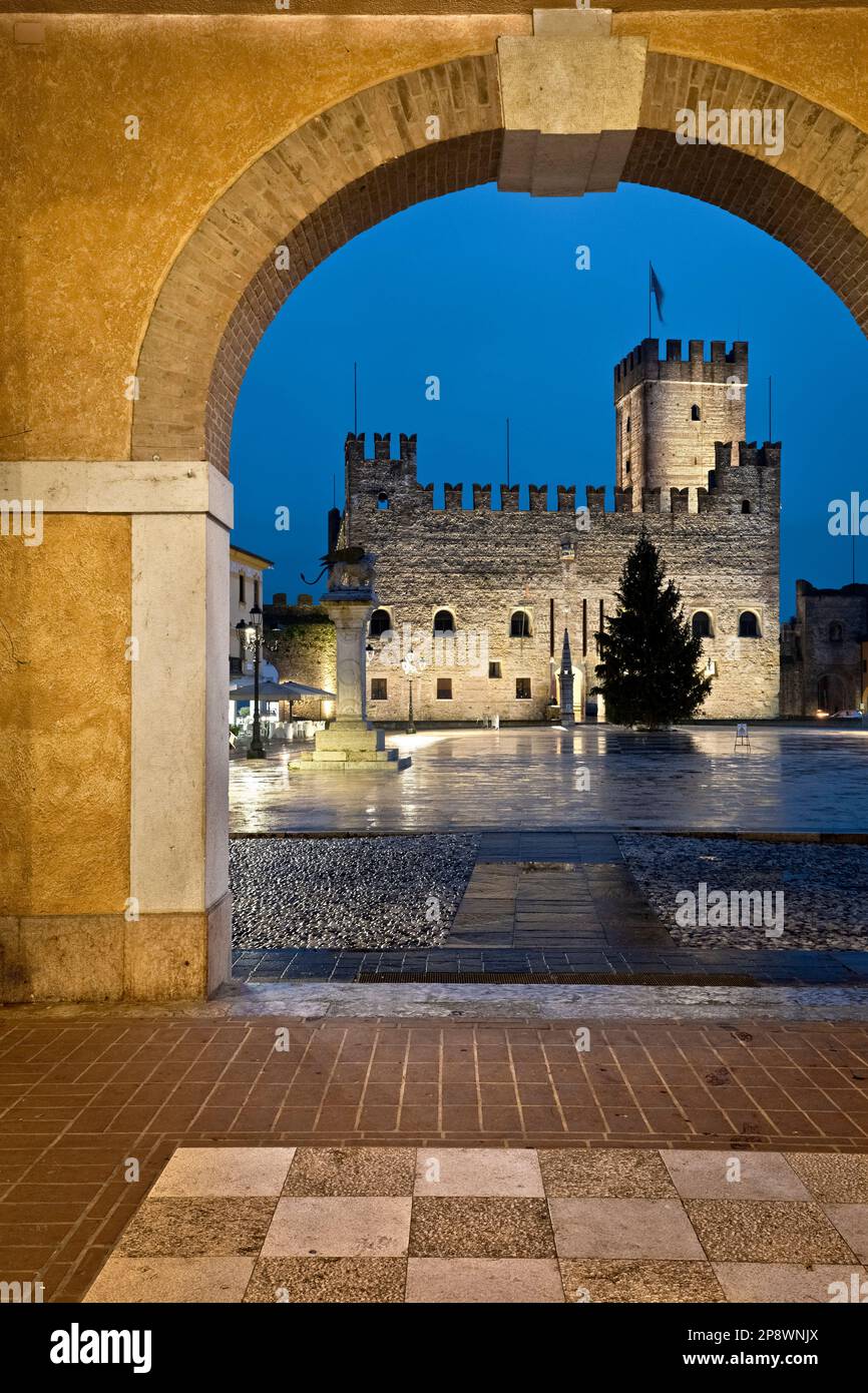 Schachplatz in Marostica: Das untere Schloss Scaliger und das Gewölbe des Palazzo del Doglione. Provinz Vicenza, Veneto, Italien Stockfoto