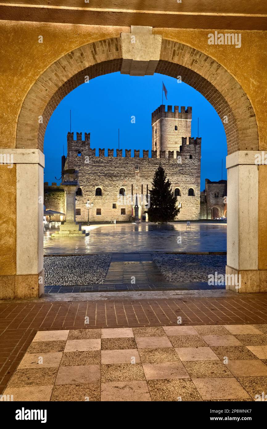 Schachplatz in Marostica: Das untere Schloss Scaliger und das Gewölbe des Palazzo del Doglione. Provinz Vicenza, Veneto, Italien Stockfoto