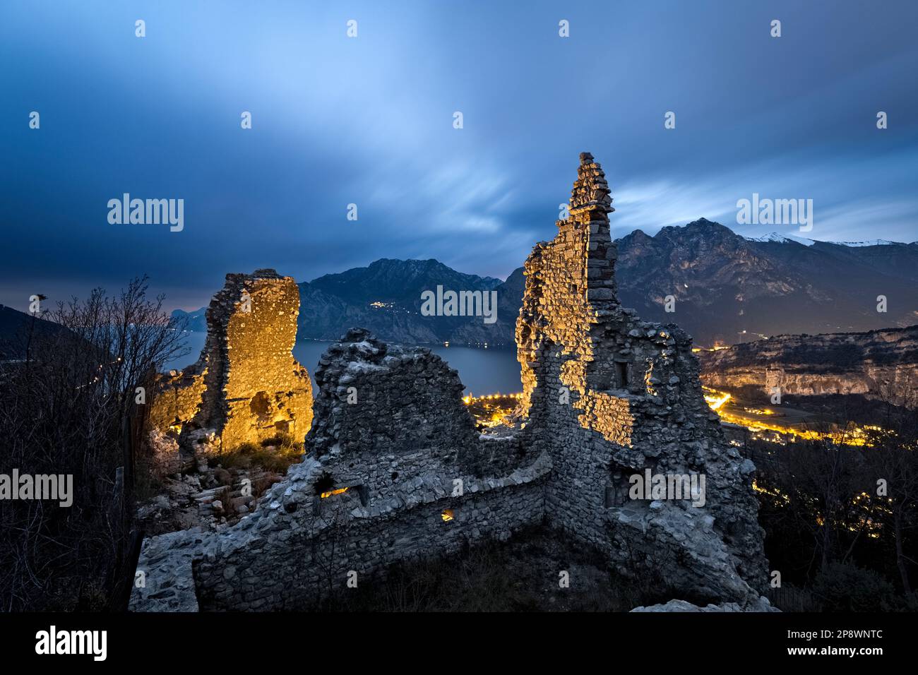 Geheimnisvolle Nacht in den mittelalterlichen Ruinen von Schloss Penede. Nago Torbole, Trentino, Italien. Stockfoto