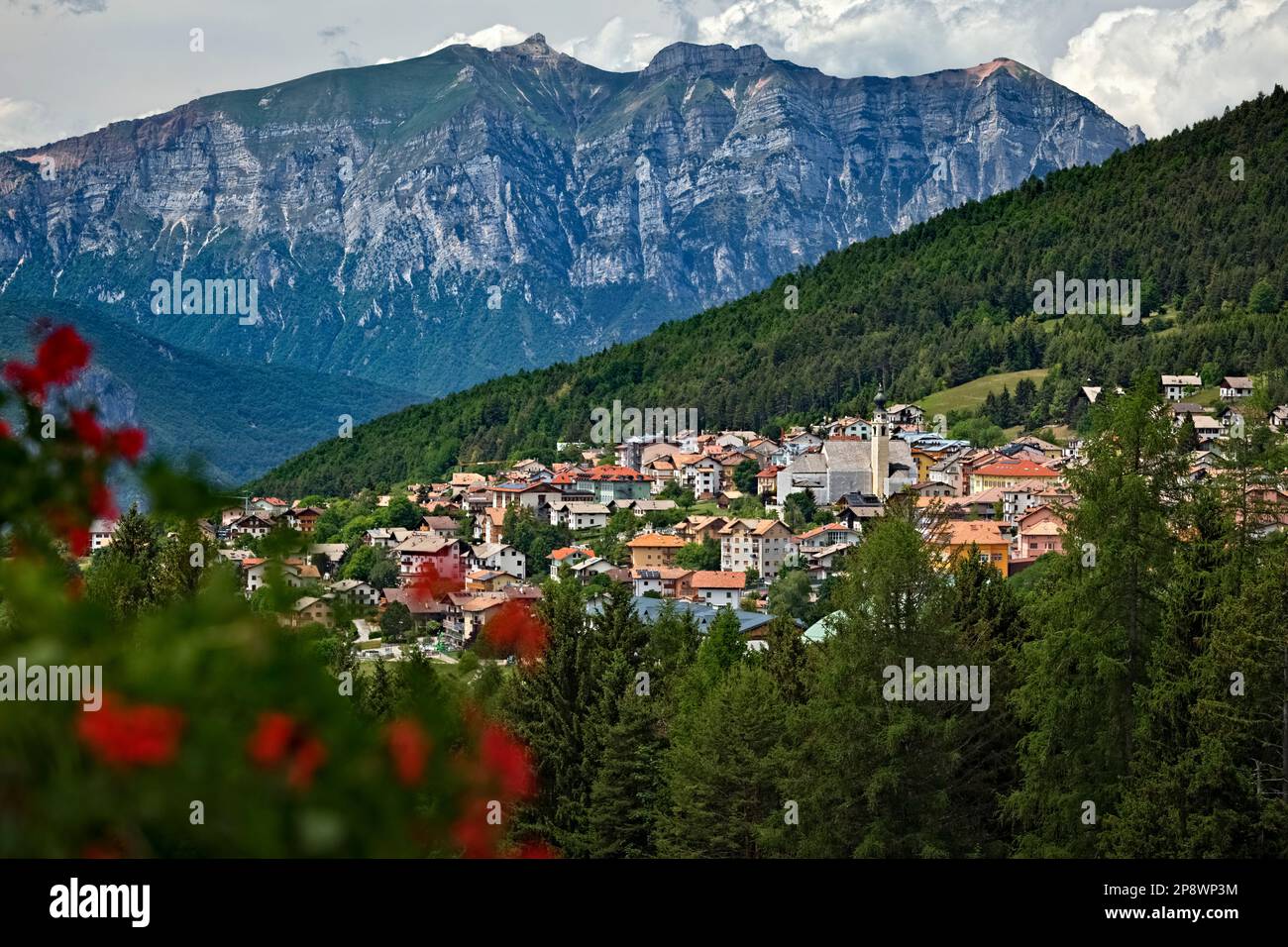 Die Stadt Folgaria und Mount Cornetto im Hintergrund. Alpe Cimbra, Trentino, Italien. Stockfoto