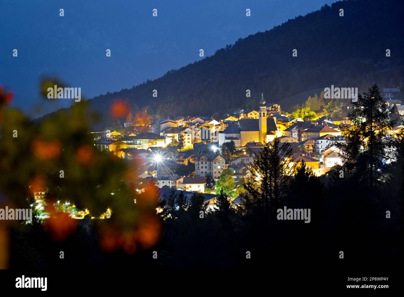 Die Stadt Folgaria und Mount Cornetto im Hintergrund. Alpe Cimbra, Trentino, Italien. Stockfoto