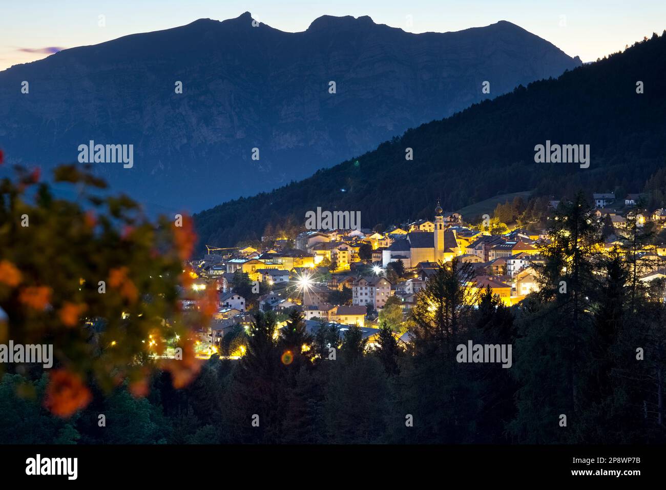 Die Stadt Folgaria und Mount Cornetto im Hintergrund. Alpe Cimbra, Trentino, Italien. Stockfoto