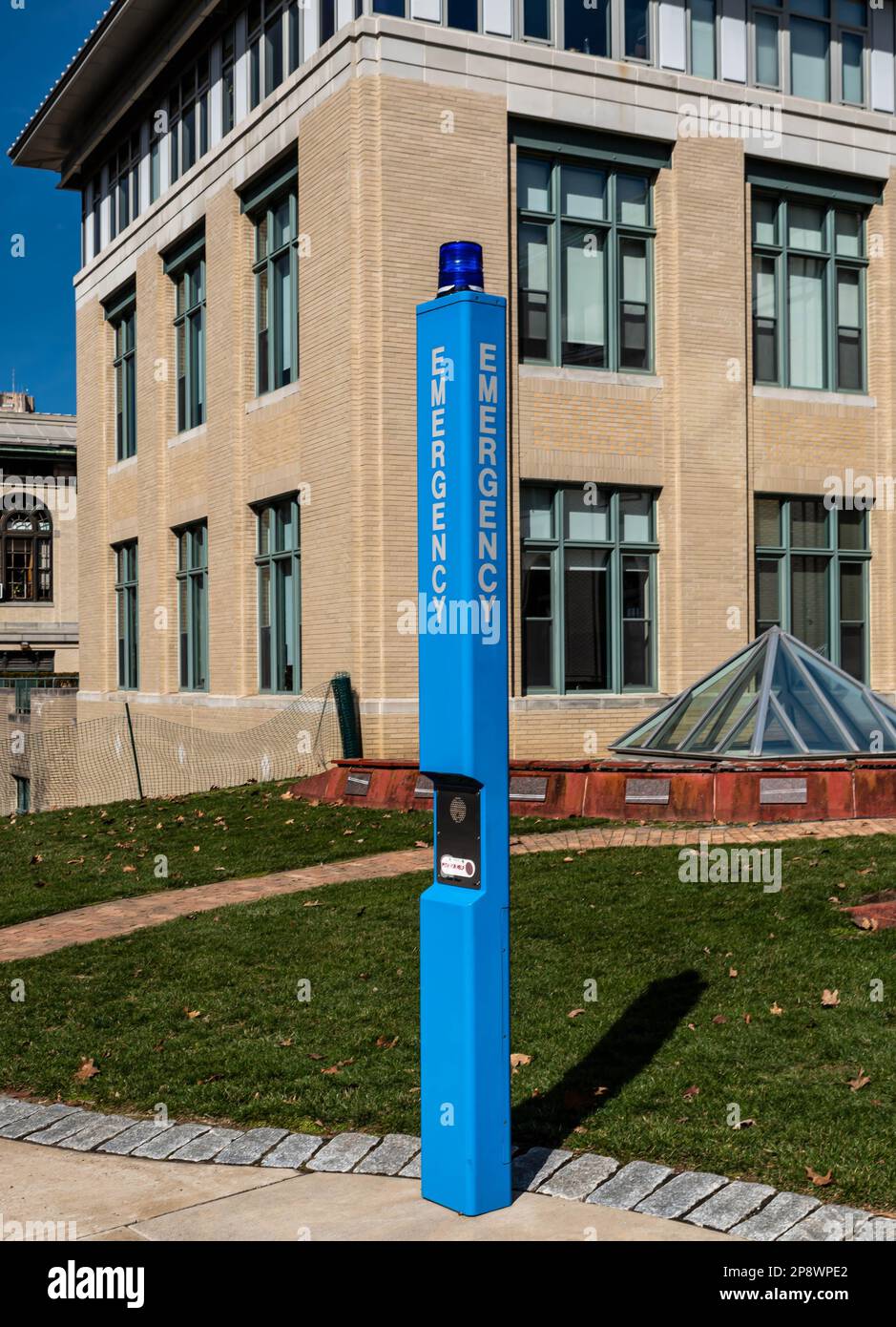 Eine Notrufstelle auf dem Campus der Carnegie Mellon University in Pittsburrgh, Pennsylvania, USA Stockfoto