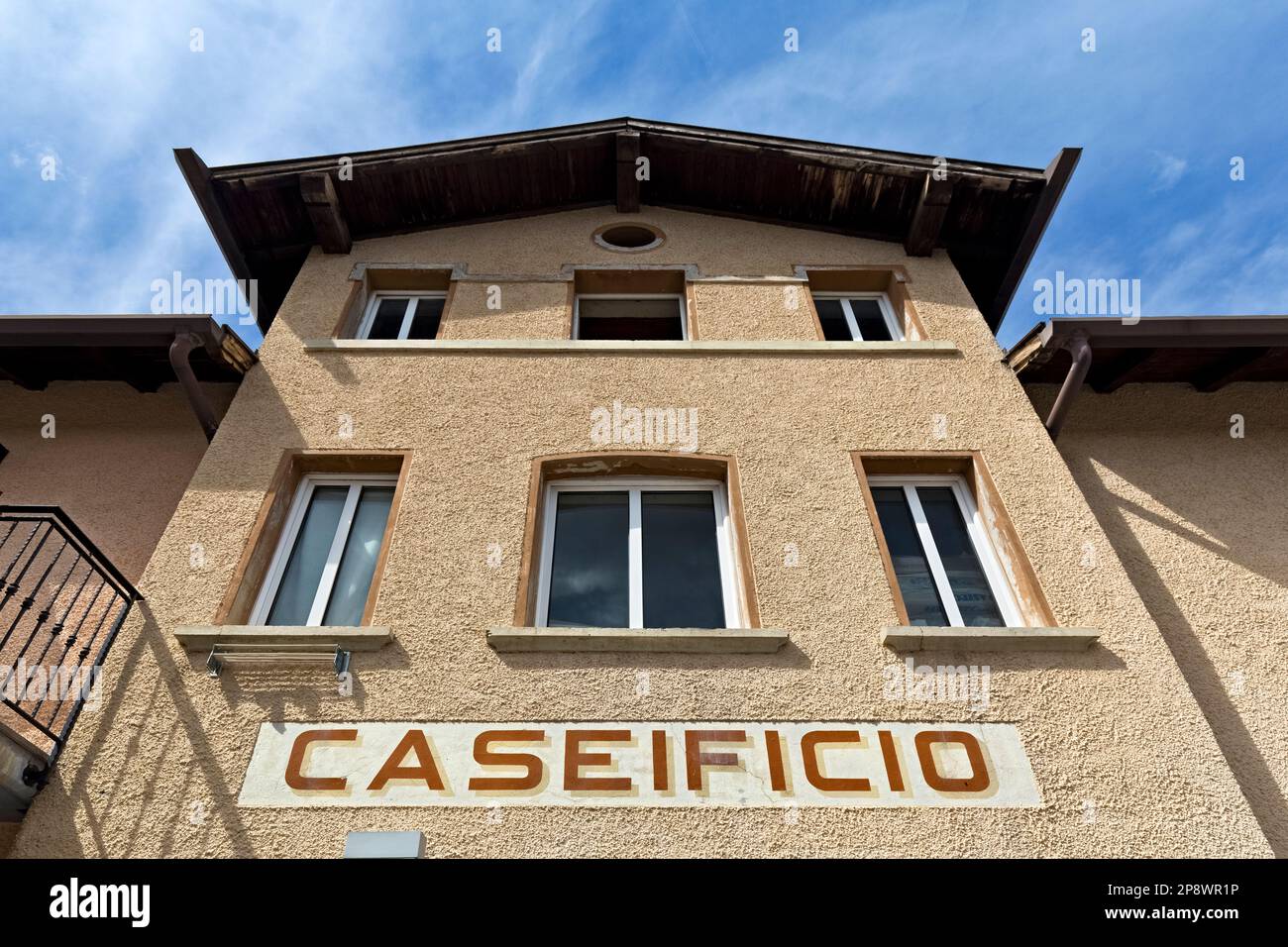 Fassade der Molkereien Altipiani und Vezzena. Cappella, Lavarone, Alpe Cimbra, Trentino, Italien. Stockfoto