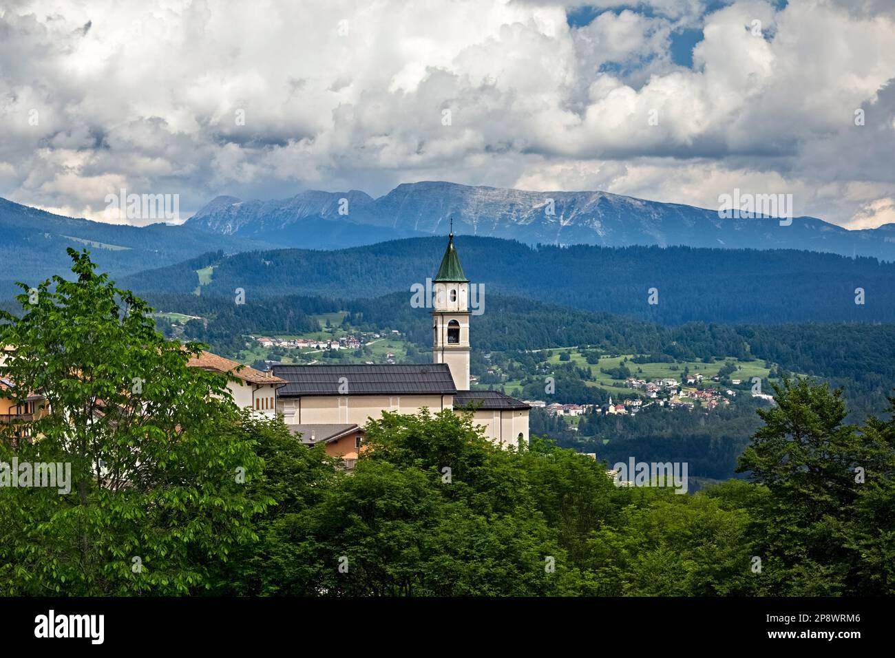 Die Kirche des Bergdorfes San Sebastiano. Folgaria, Alpe Cimbra, Trentino, Italien. Stockfoto