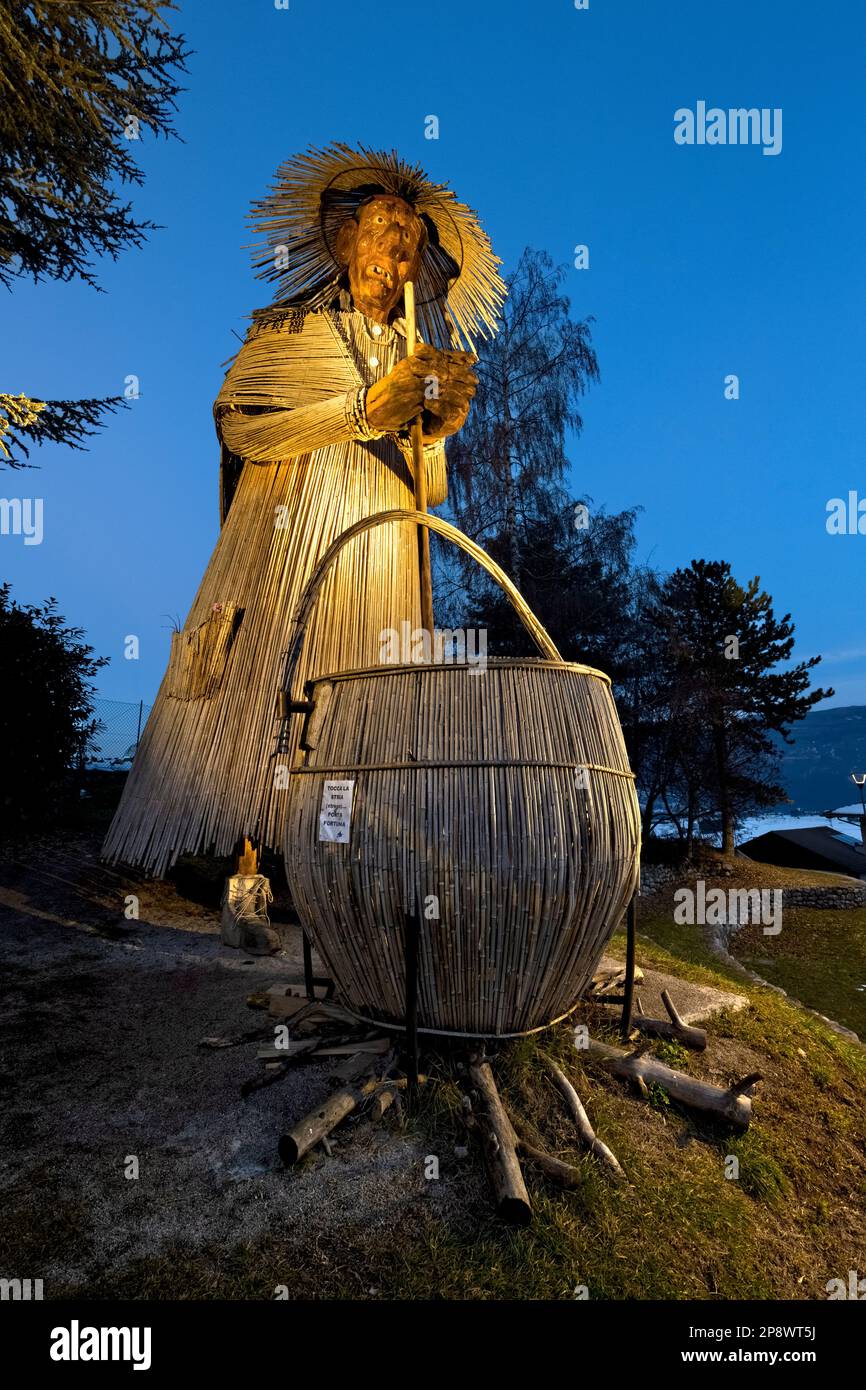 Stria di Balbido ist das größte Landkunstwerk der Welt, das eine Hexe darstellt. Balbido, Bleggio Superiore, Giudicarie, Trentino, Italien. Stockfoto