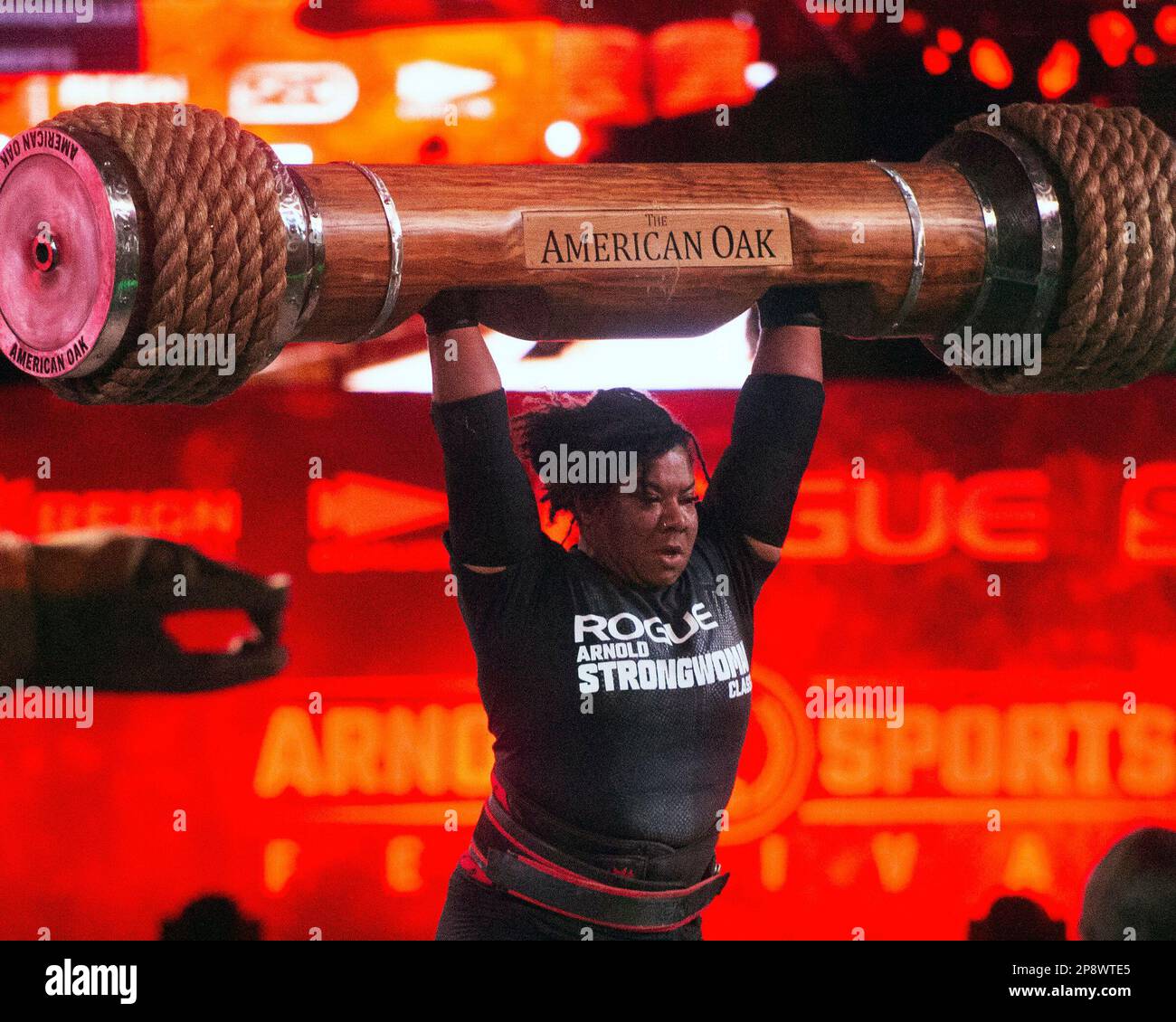 Columbus, Ohio, Usa. 3. März 2023. Andrea Thompson (USA) nimmt an der österreichischen Eichenholzpresse beim Arnold Strongwoman Classic in Columbus, Ohio, Teil. Kredit: Brent Clark/Alamy Live News Stockfoto