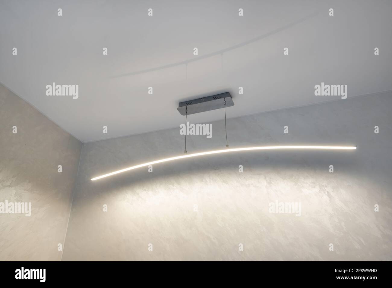 Abgehängte Decke mit Halogenstrahlern und Trockenmauerkonstruktion im leeren Raum in Wohnung oder Haus. Stretchdecke weiß und komplex. Stockfoto