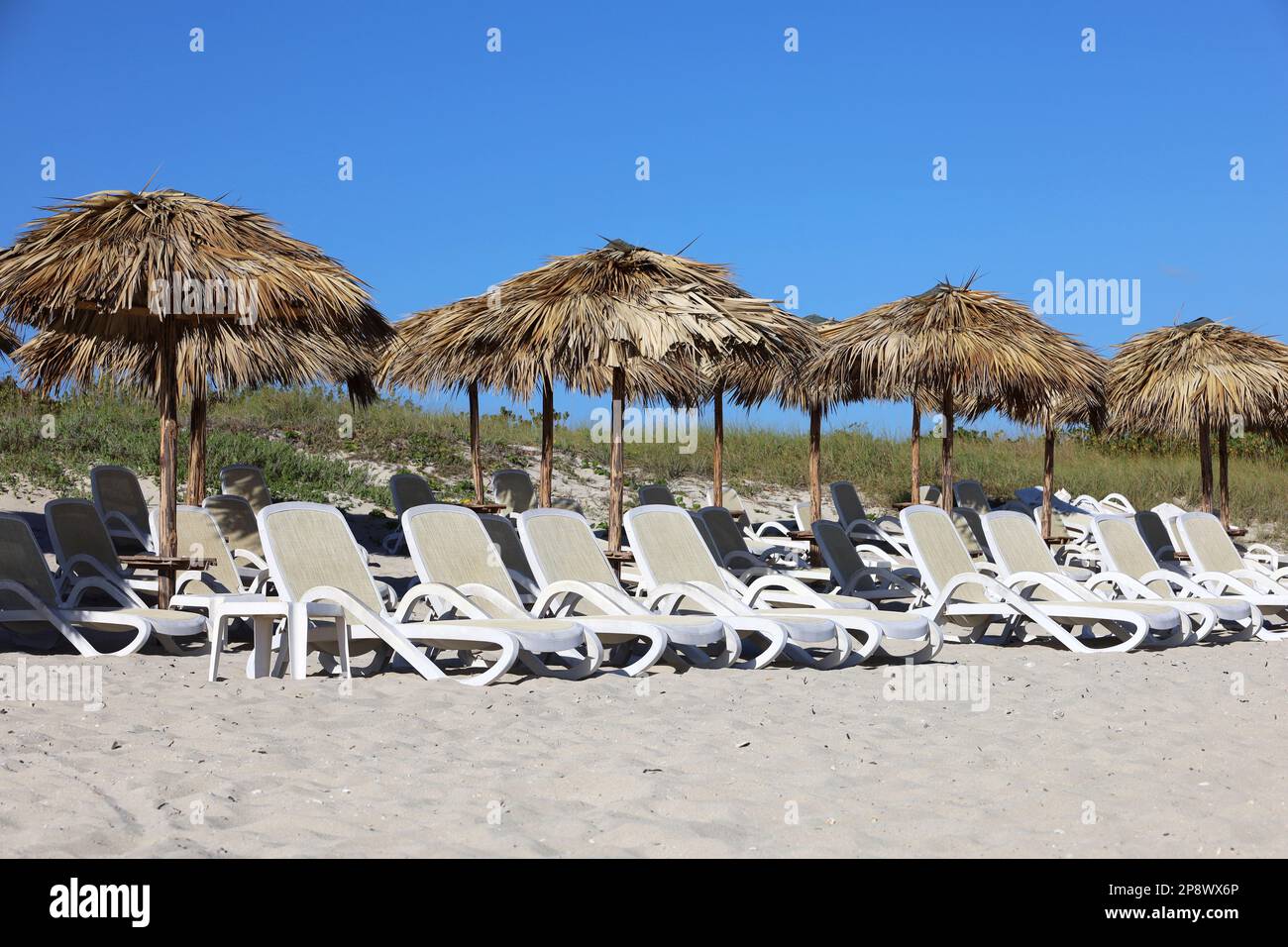Meeresstrand mit Korbschirmen und Liegestühlen. Tropisches Resort mit weißem Sand Stockfoto