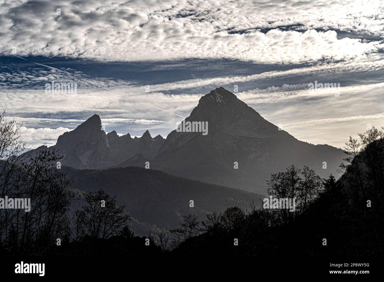 Riesige Bergkette, Wald und Wiesen der deutschen Alpen Stockfoto