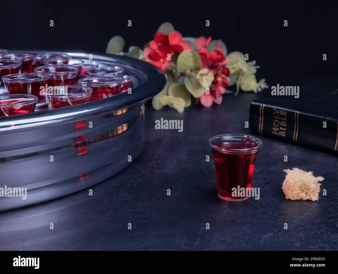 Das Kommunion-Konzept - die Wein- und Brotsymbole von Jesus Christus Blut und Körper mit der Heiligen Bibel. Osterpassover und Lord Supper Konzept. Stockfoto