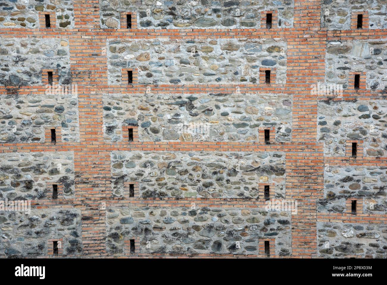 Detalle de un antiguo muro mittelalterliches hecho con piedras, ladrillos y otros materiales, textura Stockfoto