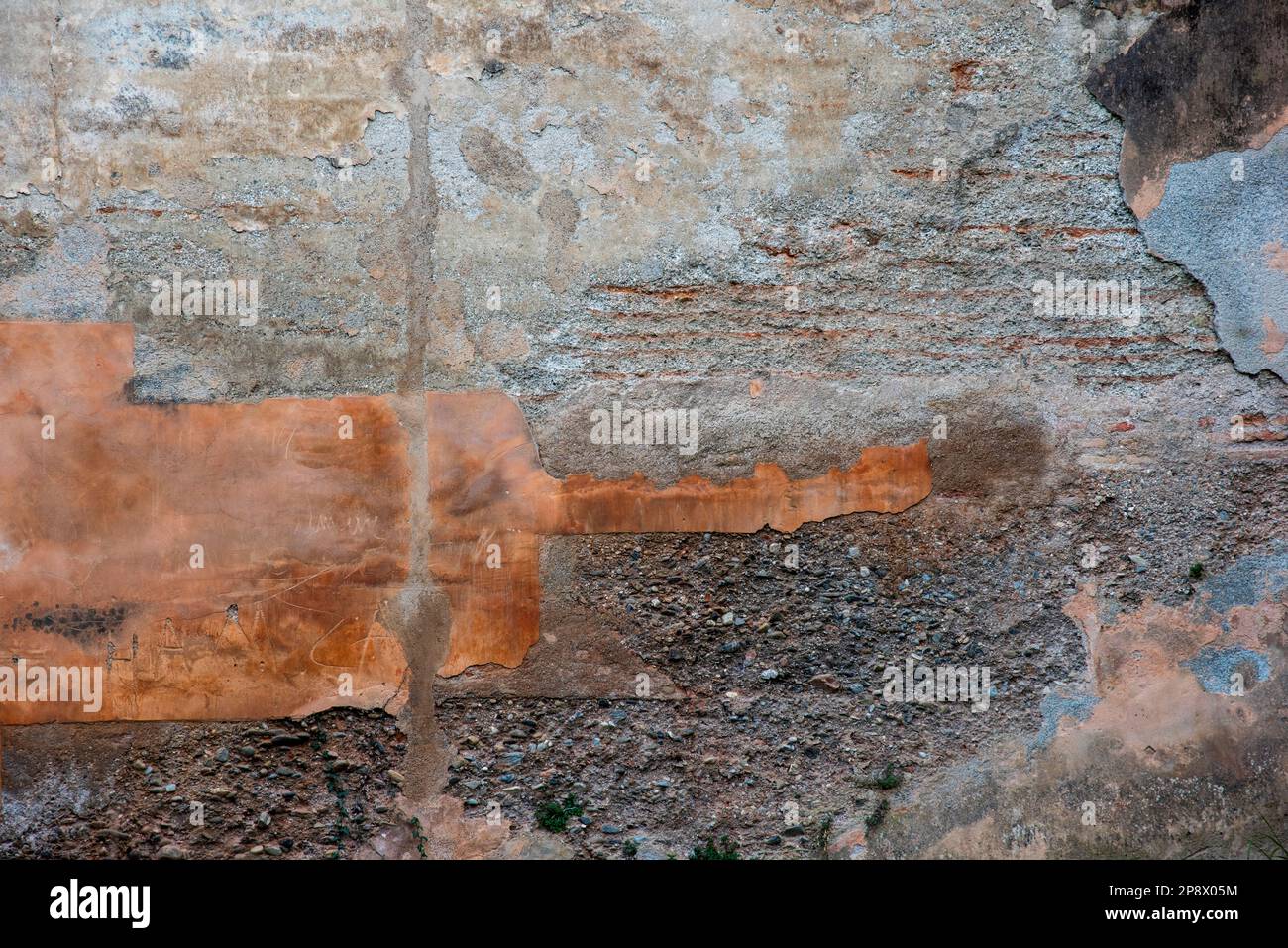 Detalle de un antiguo muro mittelalterliches hecho con piedras, ladrillos y otros materiales, textura Stockfoto