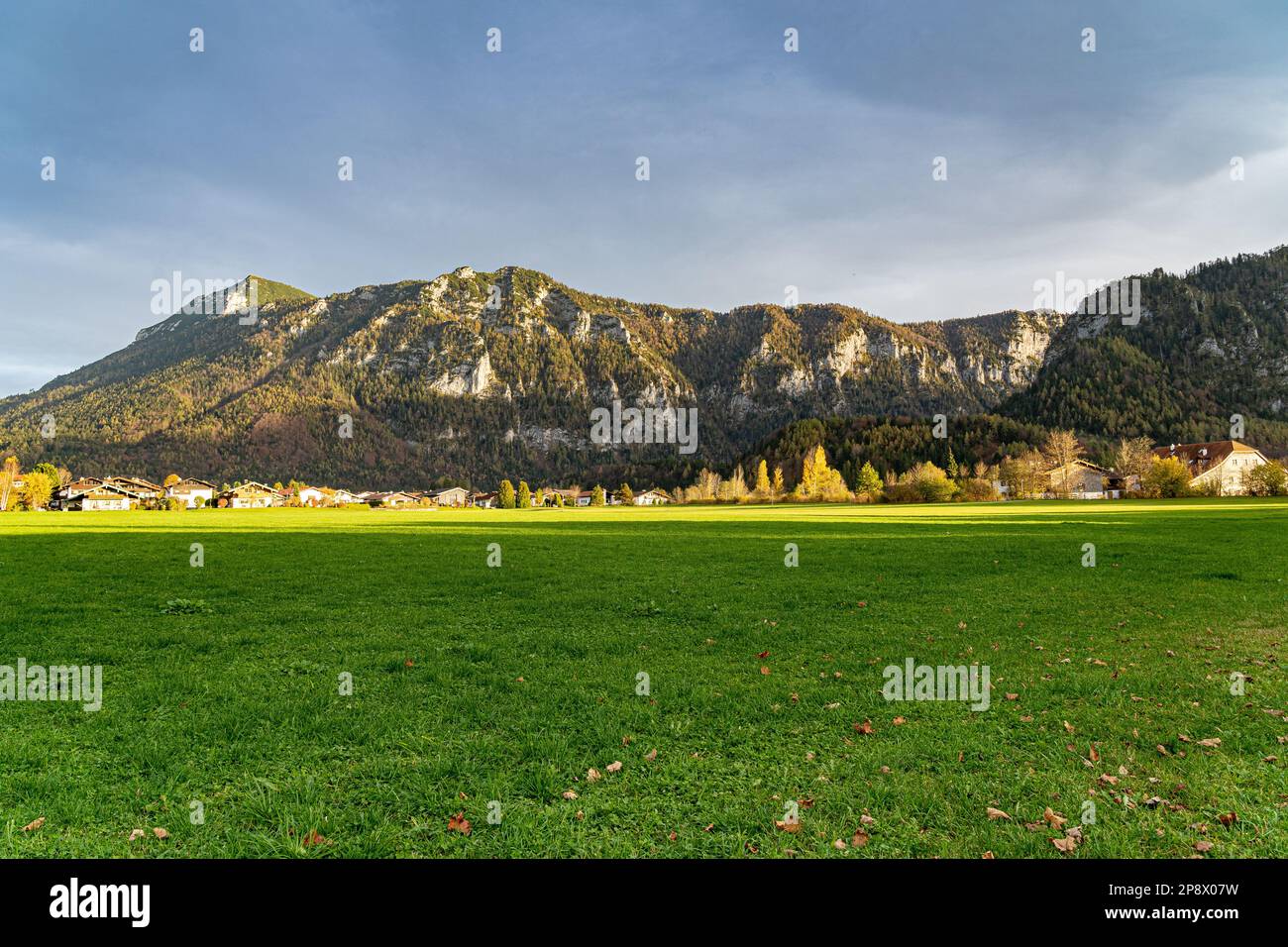 Riesige Bergkette, Wald und Wiesen der deutschen Alpen Stockfoto