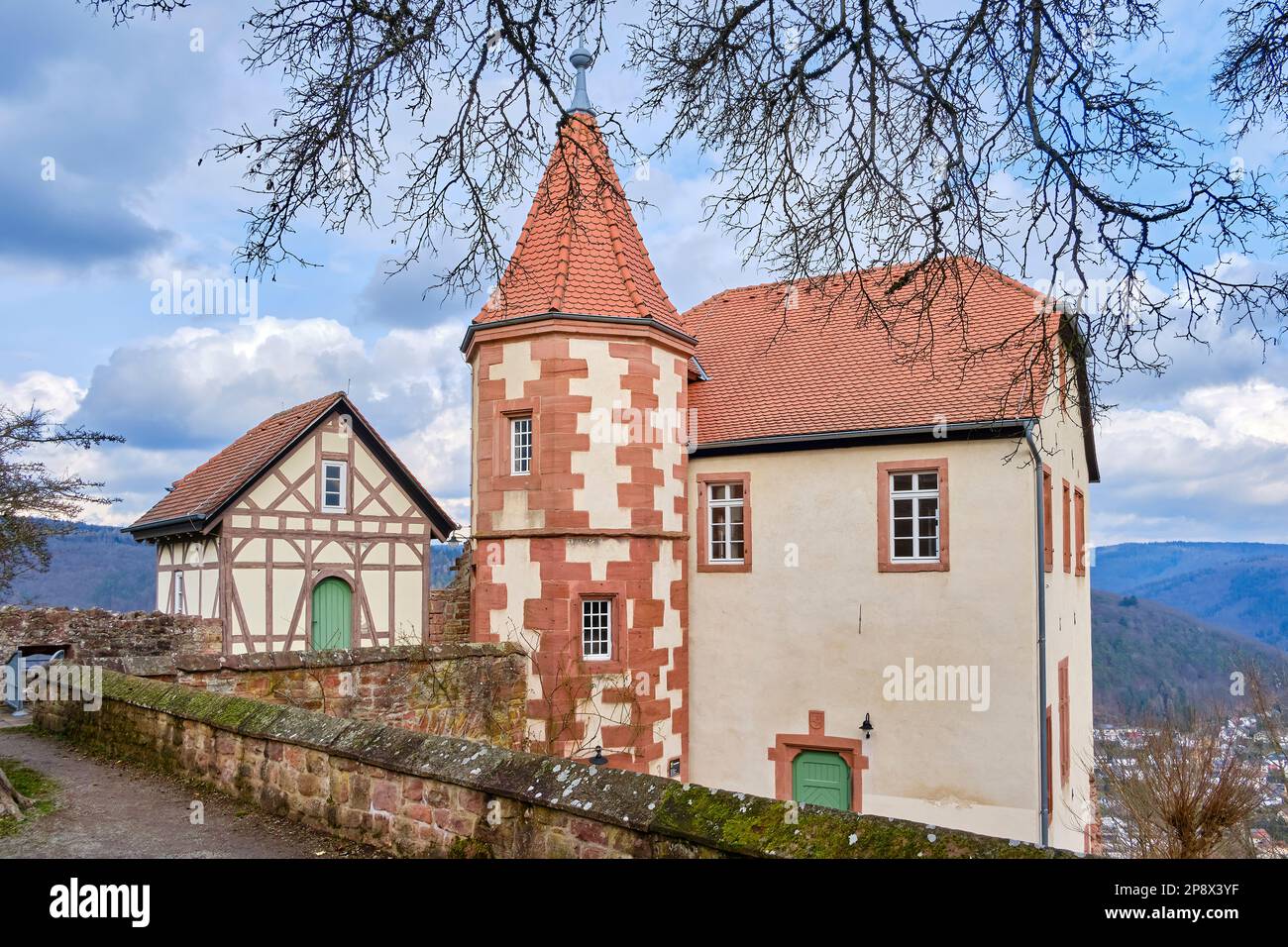 Historisches Kommandantenhaus und Turm von Schloss Dilsberg, Dilsberg, Neckargemund, Baden-Wurttemberg, Deutschland, Europa. Stockfoto