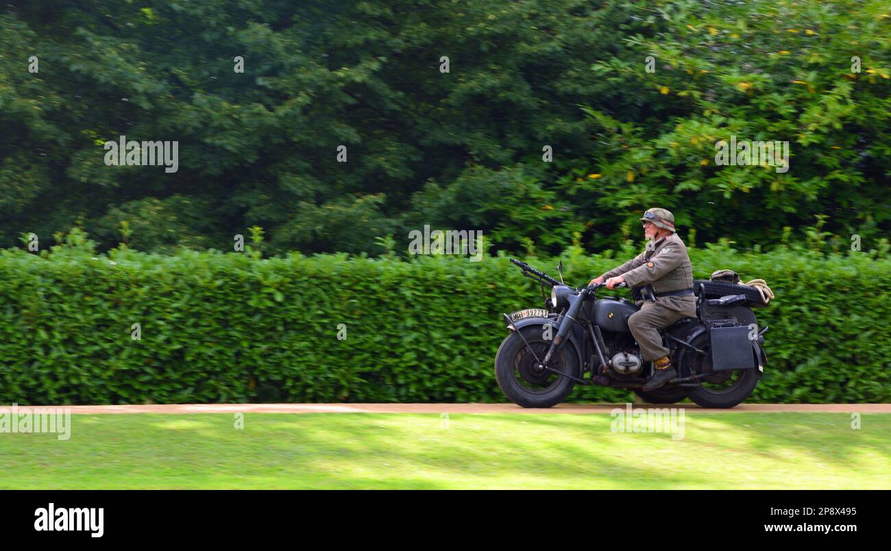 SILSOE, BEDFORDSHIRE, ENGLAND - 14. AUGUST 2021: 2. Weltkrieg BMW R71 Motorrad und Sidecar mit Maschinengewehr von Menschen in deutscher Uniform. Stockfoto