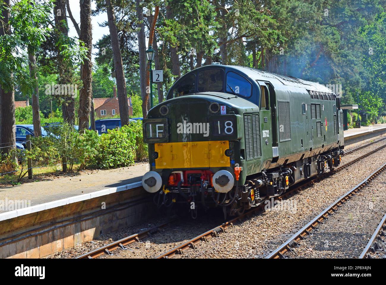 HOLT, NORFOLK, ENGLAND - 14. JULI 2022: Klassischer BR Klasse 37 englischer elektrischer Dieselmotor Typ 3 am bahnhof holt. Stockfoto