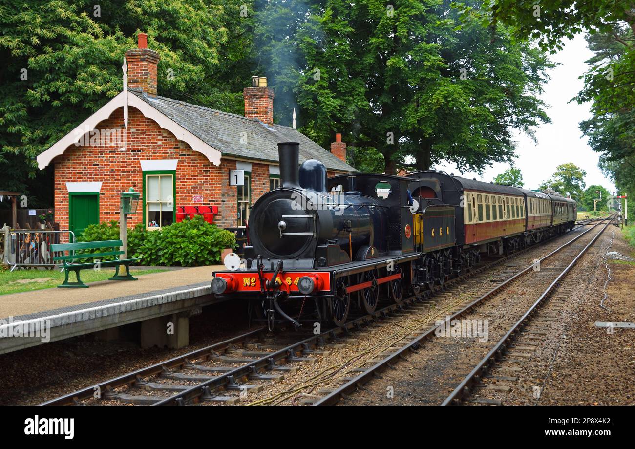HOLT, NORFOLK, ENGLAND - 14. JULI 2022: North Norfolk Railway Steam Train GER-Y14-0-6-0 564 fährt bis holt Station. Stockfoto