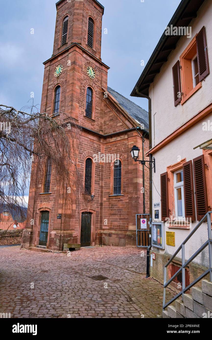 Die katholische Kirche St. Bartholomew, eine barocke Kirche des 18. Jahrhunderts in Dilsberg, Neckargemund, Baden-Württemberg, Deutschland, Europa. Stockfoto