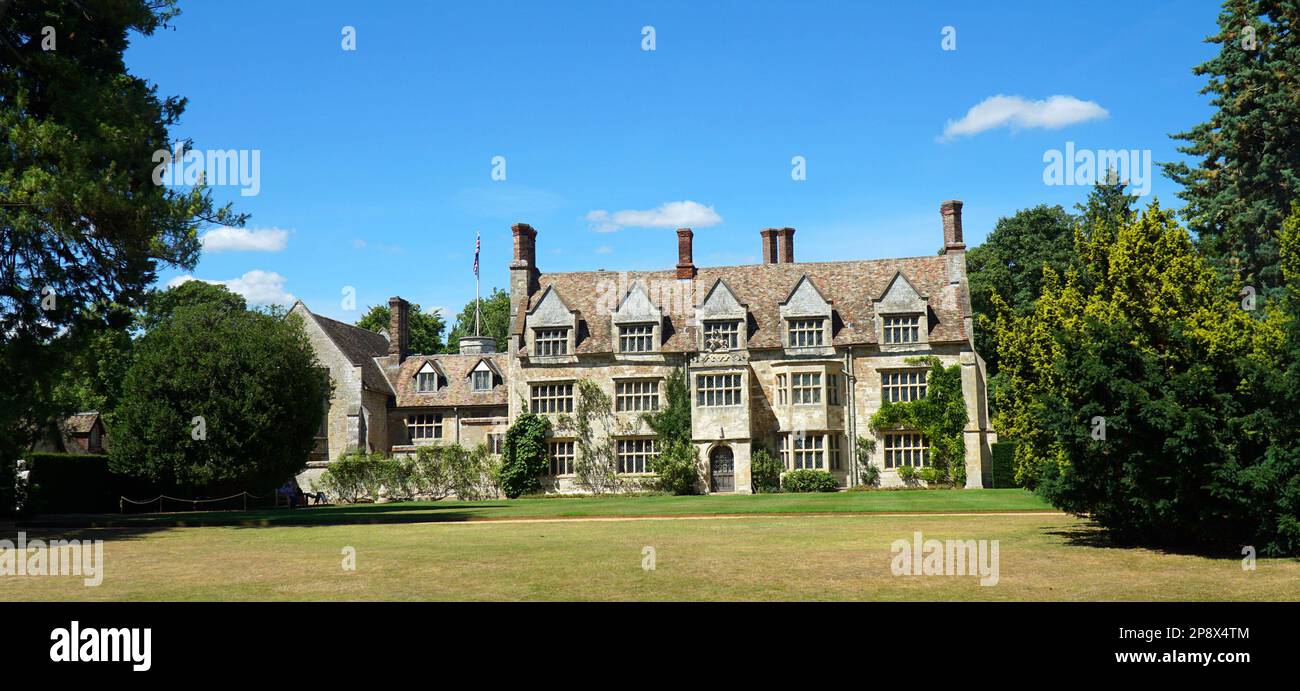 LODE, CAMBRIDGESHIRE, ENGLAND - 08. JULI 2022: Anglesey Abbey und Gärten an einem sonnigen Tag. Stockfoto