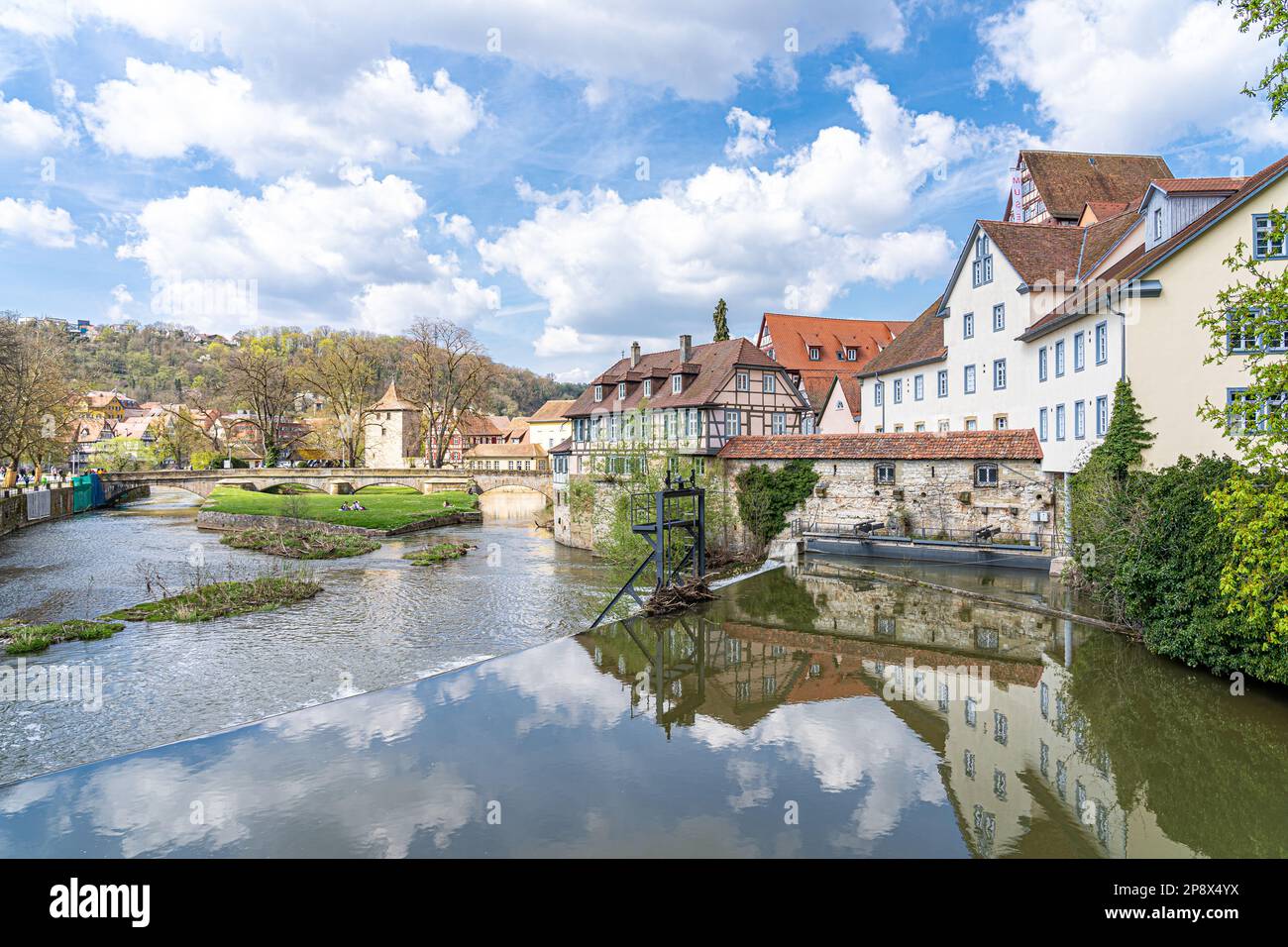 Alte Halbholzhäuser mit farbigen Fensterläden entlang des Flusses Stockfoto