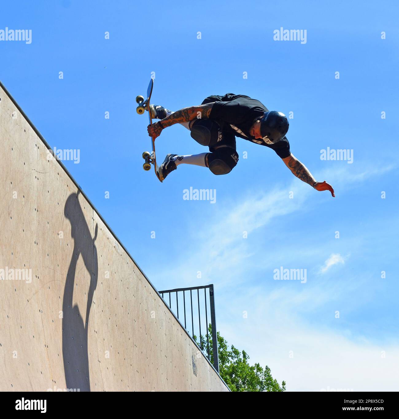ST NEOTS, CAMBRIDGESHIRE, ENGLAND - 03. JULI 2022: Skateboarder führt Grabstunt auf der Vert Rampe durch. Stockfoto