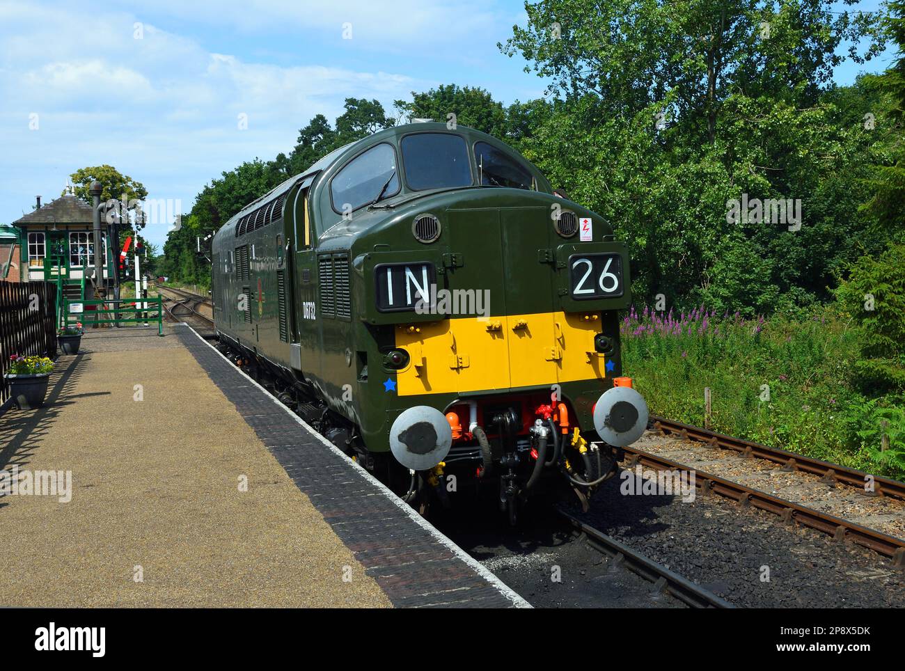 HOLT, NORFOLK, ENGLAND - 14. JULI 2022: Klassischer BR Klasse 37 englischer elektrischer Dieselmotor Typ 3 am bahnhof holt. Stockfoto