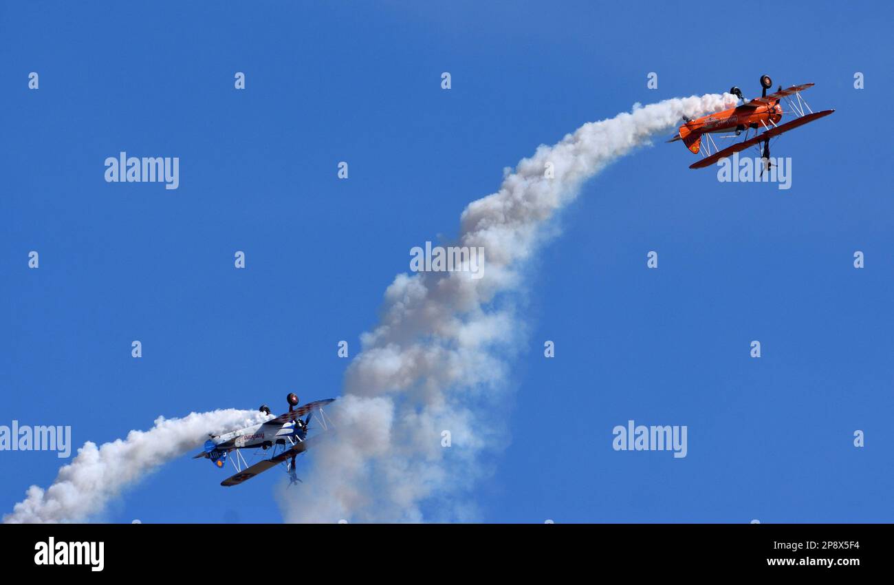 ICKWELL, BEDFORDSHIRE, ENGLAND - 07. AUGUST 2022: Aerosuperbatics Wing Walking Display Team 2 Flugzeuge im Flug. Verkehrt herum. Stockfoto