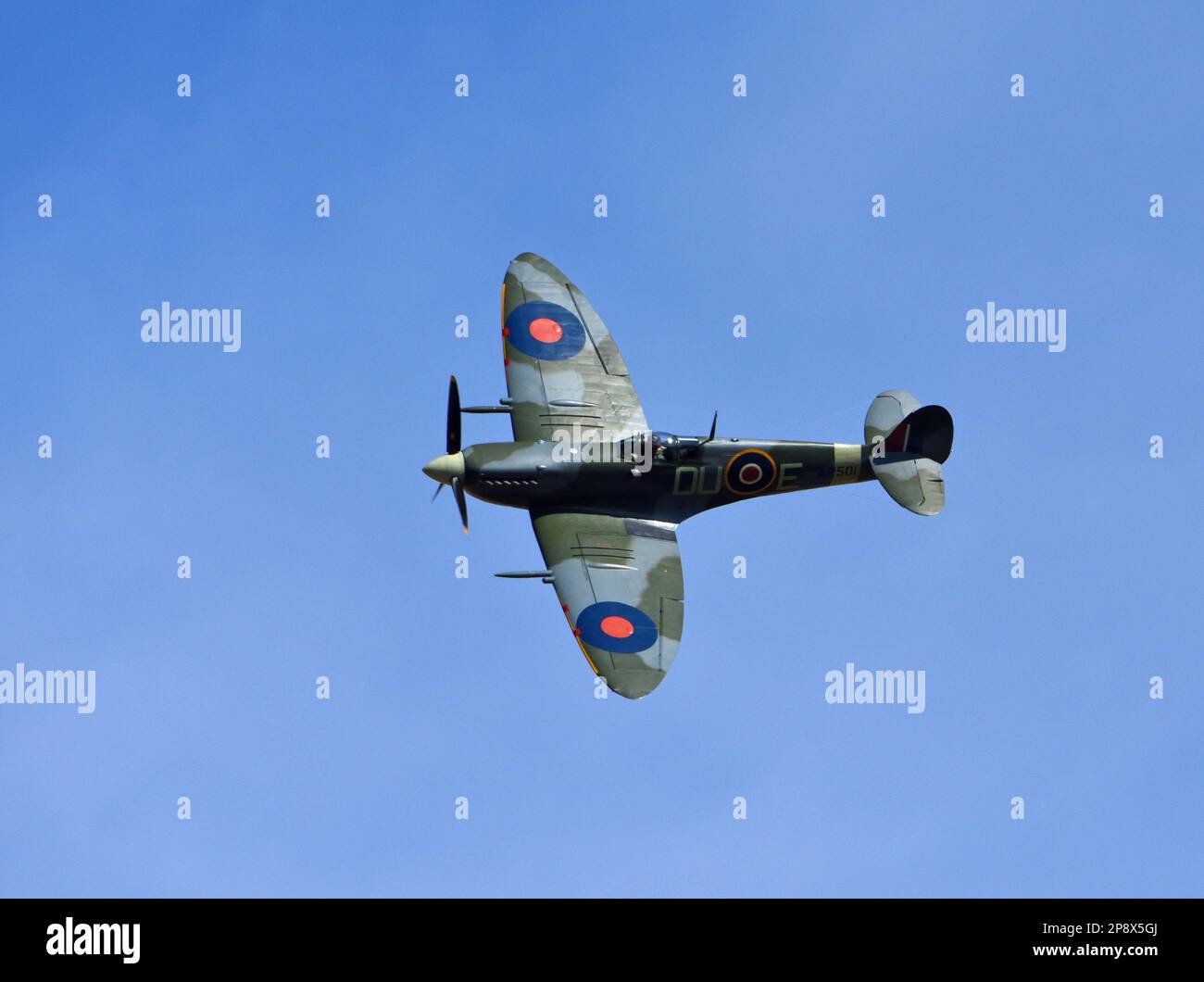 ICKWELL, BEDFORDSHIRE, ENGLAND - 07. AUGUST 2022: Oldtimer Supermarine Spitfire MK VC AR501 G-AWII im Flug. Stockfoto