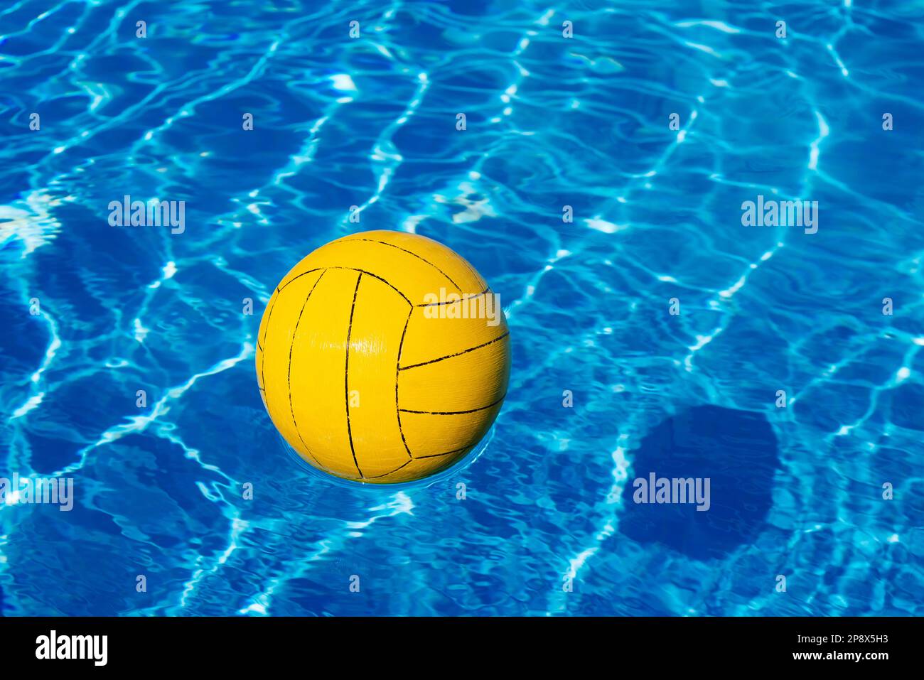 Gelber Ball im Pool. Sommerhintergrund für Design. Sonniger Tag im Resort Stockfoto