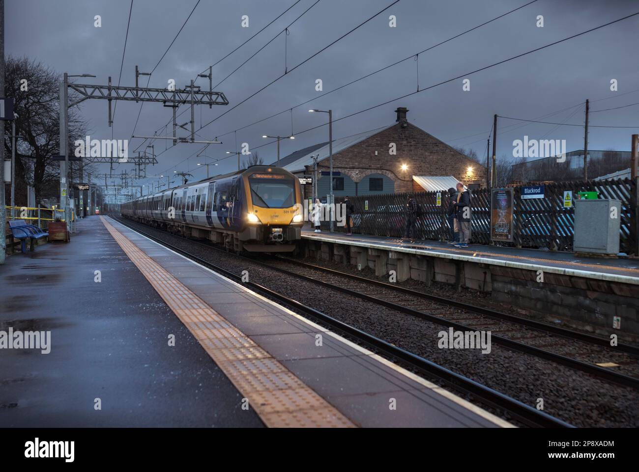 2 Northern Rail CAF baute Züge der Klasse 331, die am Bahnhof Blackrod in Lancashire ankommen, um die morgendlichen Pendler abzuholen Stockfoto