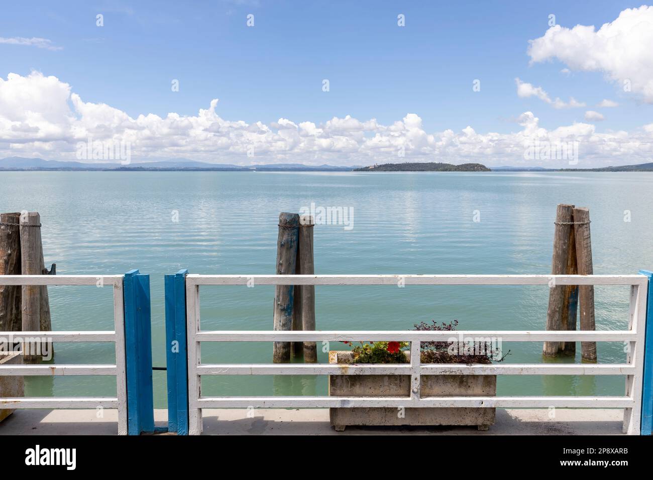 Das Juwel von Umbrien: Erkunden Sie die ruhigen Gewässer des Trasimeno-Sees Stockfoto