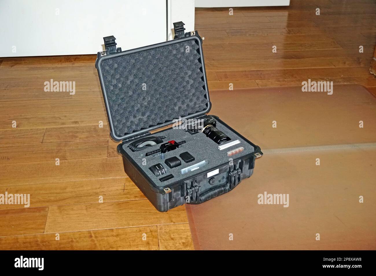 Digitalkameraausrüstung und Makroobjektiv im Hartschalenkoffer Stockfoto