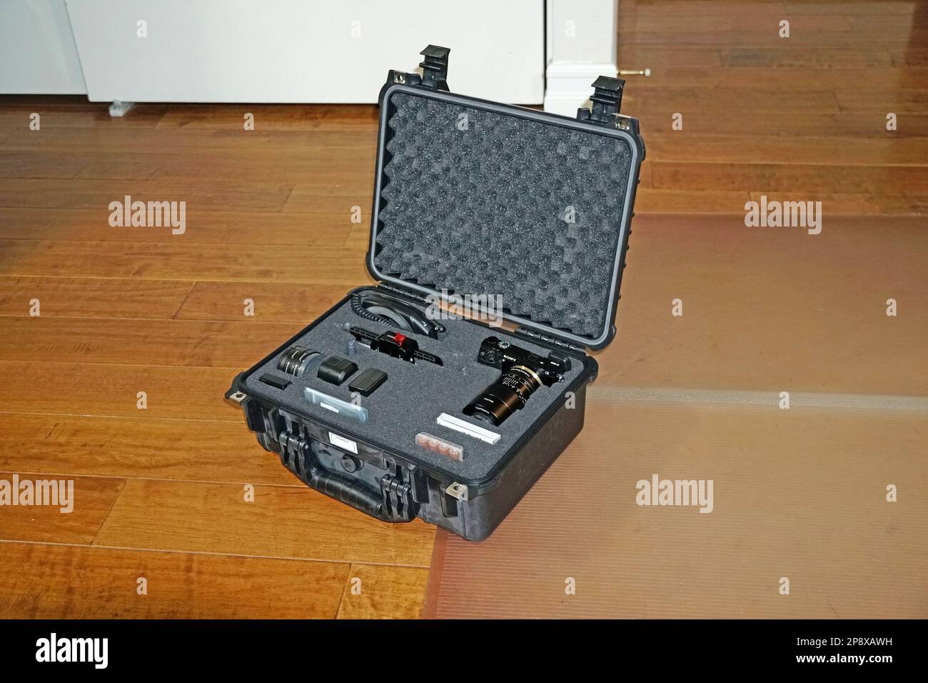Digitalkameraausrüstung und Makroobjektiv im Hartschalenkoffer Stockfoto