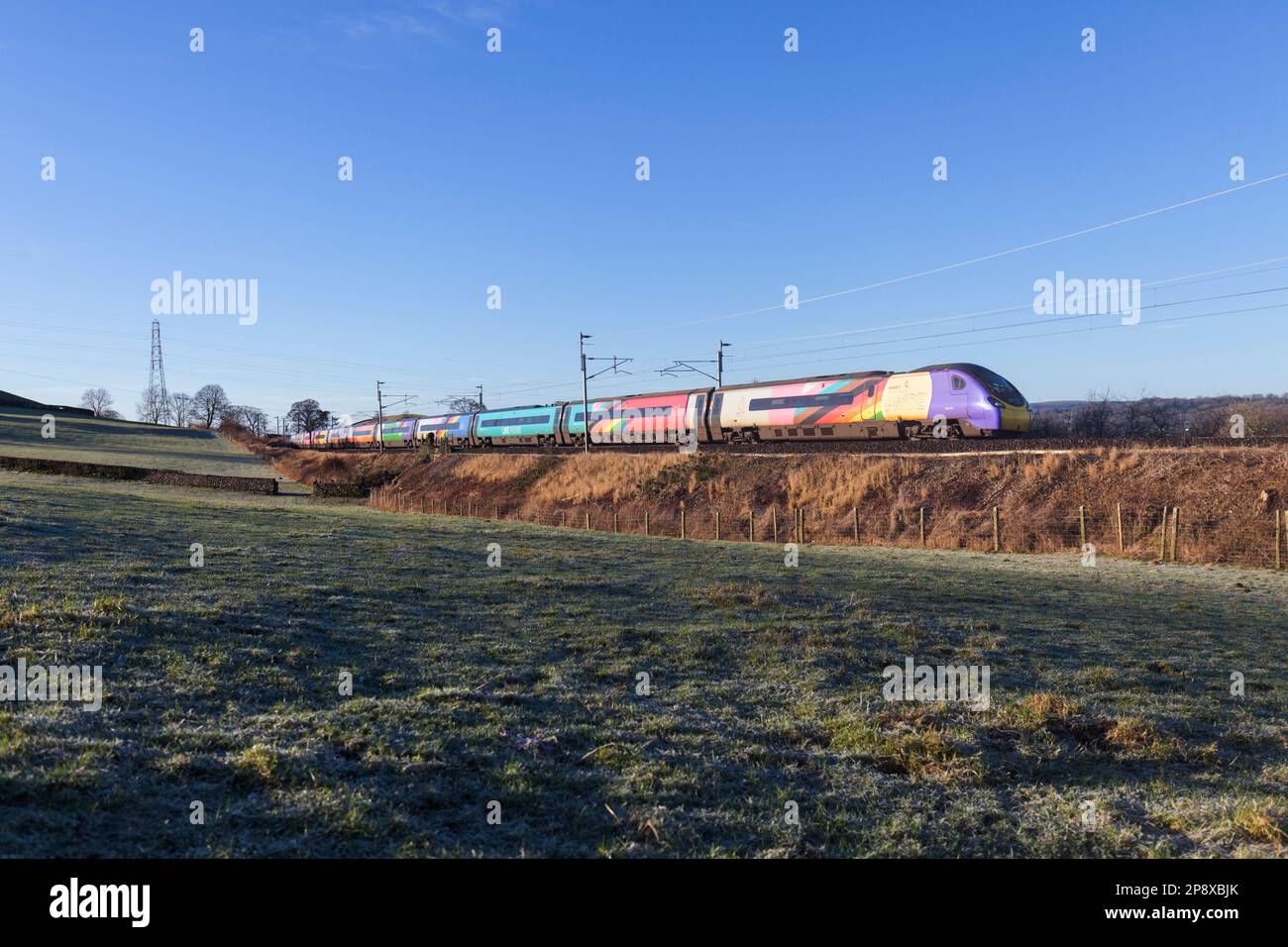 Avanti Westküste Alstom Pendolino PRIDE-Zug 390119 auf der Westküsten-Hauptlinie in Cumbria Stockfoto
