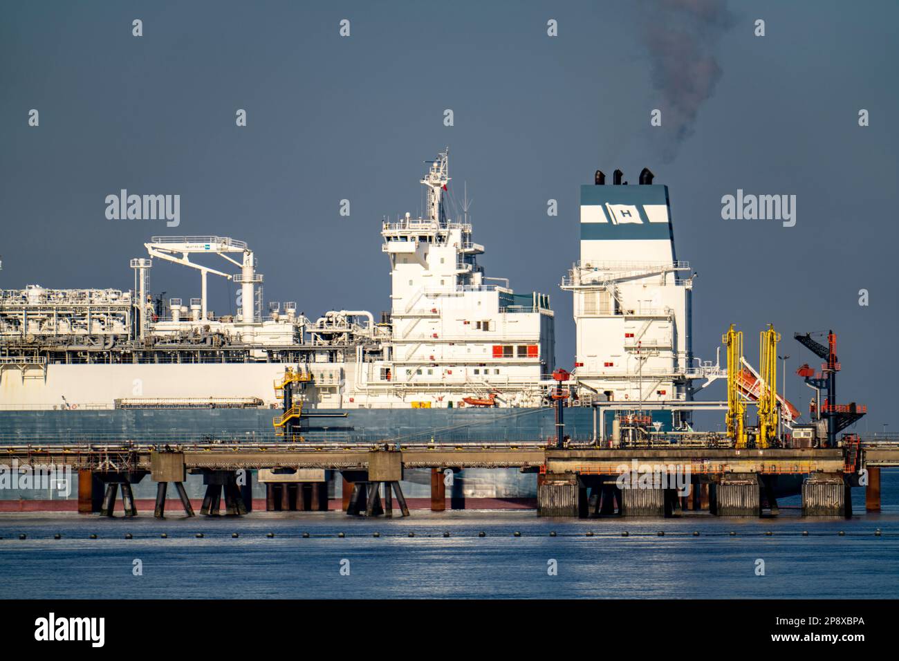 Die Höegh Esperanza, ein LNG-Lager- und -Verdampfungsschiff, ist am LNG-Terminal in der Nähe von Wilhelmshaven festgemacht und baut Schiffsverflüssigtes N.A. um Stockfoto